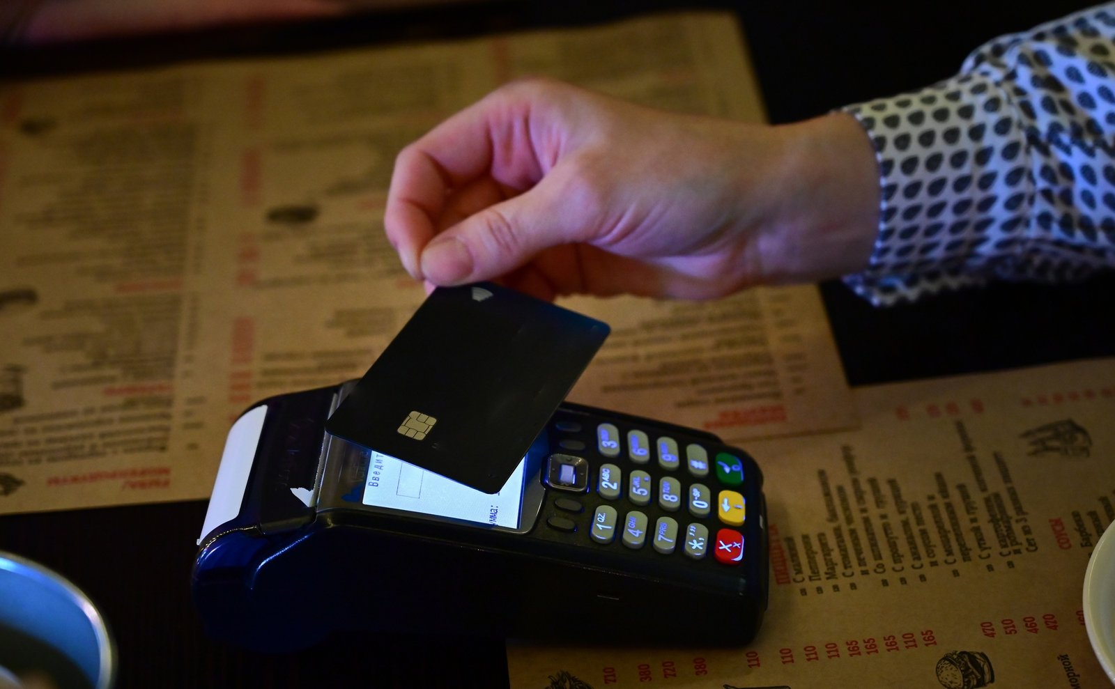 payment by card in the store using a contactless payment terminal